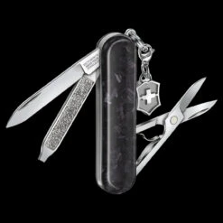 Victorinox Classic SD Brilliant Carbon 15 Victorinox Classic SD Brilliant Carbon -Nitecore Store BMC 0622190.4 99295.1671203376.1280.1280 45198.1671207044