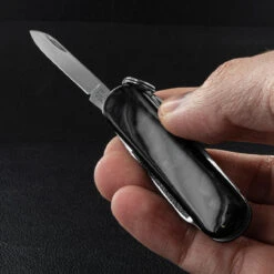 Victorinox Classic SD Brilliant Carbon 10 Victorinox Classic SD Brilliant Carbon -Nitecore Store BMC 0622190.7 35518.1671205778.1280.1280 14574.1671207044